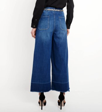 Beyaz arka planda kot pantolon arka görünümü