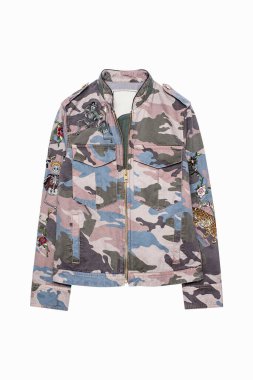 Modaya uygun kamuflaj ceketi beyaz arka planda ön görünüm