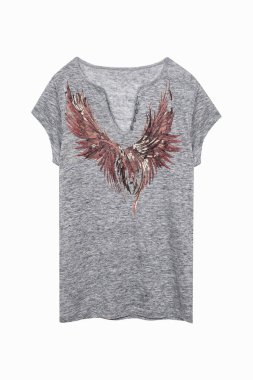 Beyaz arka planda moda gri V yaka tişört öngörünümü