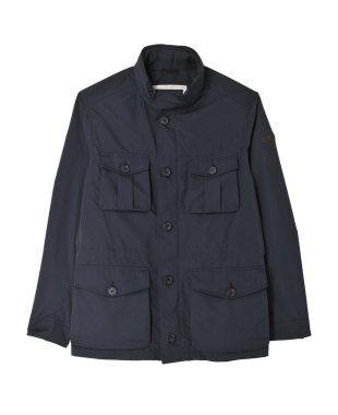 Cepleri önden görünen koyu mavi bir parka.