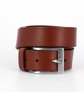 Kahverengi deri kemer beyaz arkaplanda ön görünüm