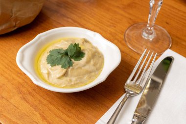 Humus ve maydanoz tabakta