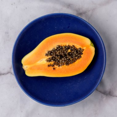 Papaya bir tabakta en tepedeki meyve manzarası