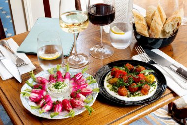 Fransız Tabakları Domates salatası ve siyah turp tabağı.