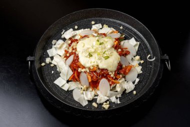 Peynirli Chuncheon Dakgalbi Geleneksel Kore yemeği