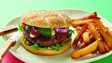 Kırmızı soğan ve patates kızartmalı Cheddar Hamburger.