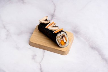 Butternut Maki, fasulye filizi, havuç, mantar ve geleneksel Japon yaz mantarı.