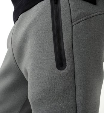 beyaz arka planda gri eşofman altı cep detayı ön görünümü