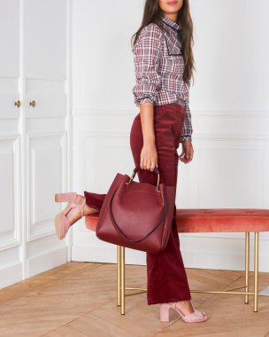 Kırmızı deri berduş çantası ve pembe nubuck ayakkabı.