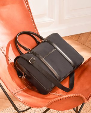 Omuz askılı siyah kurye çantaları.