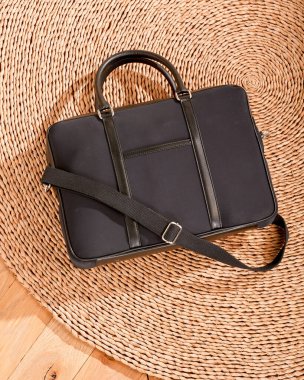 Omuz askılı siyah kurye çantaları.