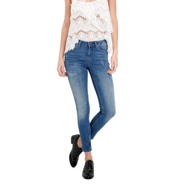 Kolsuz tişört, dantel ve dar kot pantolon ön görünüm