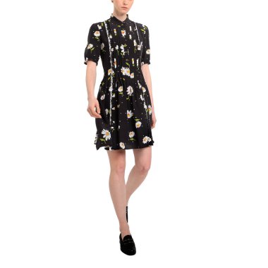 Beyaz arkaplanda siyah çiçekli elbise manzarası