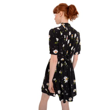 Beyaz arka planda siyah çiçekli elbise manzarası