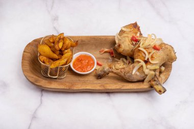 Ağır ateşte pişmiş tavuk Allocco Batı Afrika yemeği