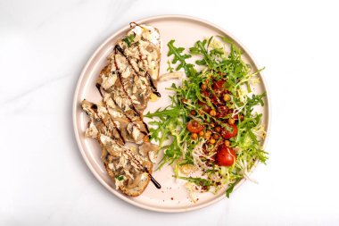 Tavuk ve mantarlı tost.