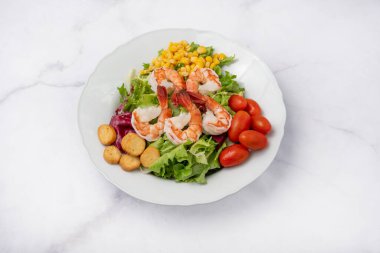 Karides, peynir ve sebzeli salata.