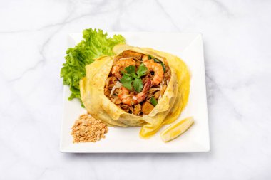 Pad Thai, geleneksel tatlı-tuzlu-baharatlı Tayland yemeği, Tayland mutfağı, karıştırılmış pirinç eriştesi, Tayland ulusal yemeği.