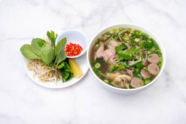 Pho çorbası, geleneksel bir Vietnam Tonkini yemeği.