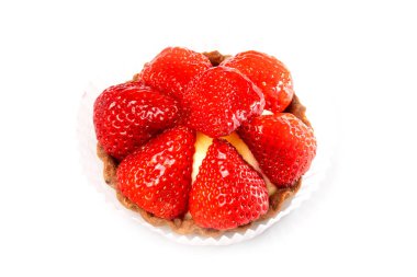 Beyaz arkaplanda çilekli tart