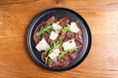 Parmesanlı sığır eti ve pesto.