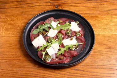 Parmesanlı sığır eti ve pesto.