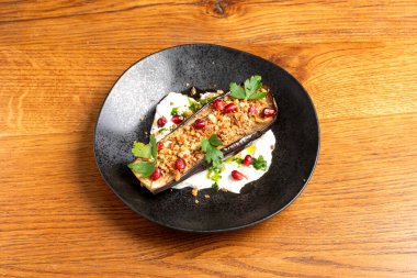 Patlıcan, mozarella ve nar tohumları, geleneksel İtalyan tarzı.