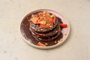 Koyu çikolata ve çilekli krep.