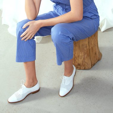 Beyaz deri dantelli yaz ayakkabıları.