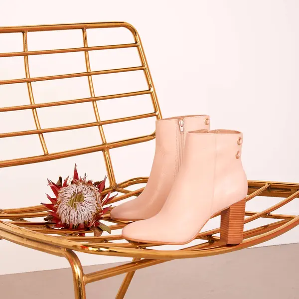 Modaya uygun pembe deri baldır bileği çizmeleri.