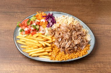 Kebap tabağı, beyaz pirinç ve patates kızartması.