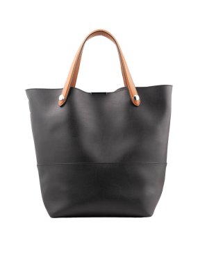 Beyaz arkaplanda manyetik tokalı siyah deri çanta.