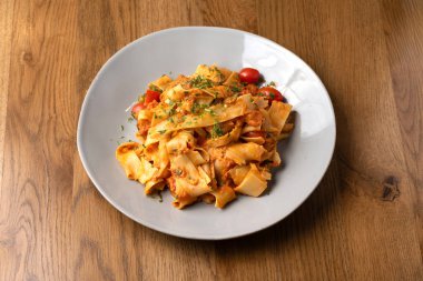 etli ve sebzeli makarna.