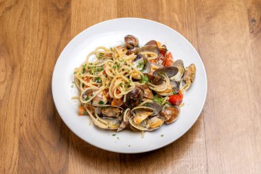 Deniz mahsullü makarna, midye, ahtapot, kalamar ve midye. en üstteki görünüm