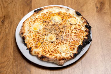 Lezzetli karışık İtalyan pizzası.