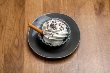 Krem şanti ve dondurma, geleneksel ev yapımı İtalyan tatlısı.