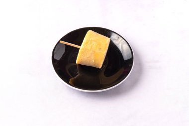 Beyaz arkaplanda siyah peynir