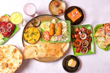 Hint yemekleri ve Hint yemekleri veya aperatifler veya Hint yemekleri, ya da aperatifler, naan, roti, chapati ya da naan veya naan