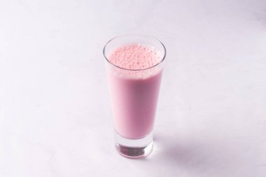 Hafif arkaplanda bir bardak taze milkshake.