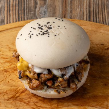 Sığır eti ve peynirli burger