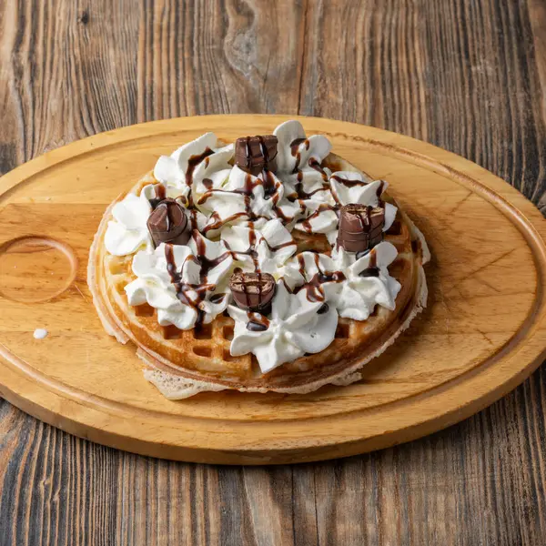 Kremalı ve kremalı Belçika waffle 'ı. Çikolata şurubu ve krema.