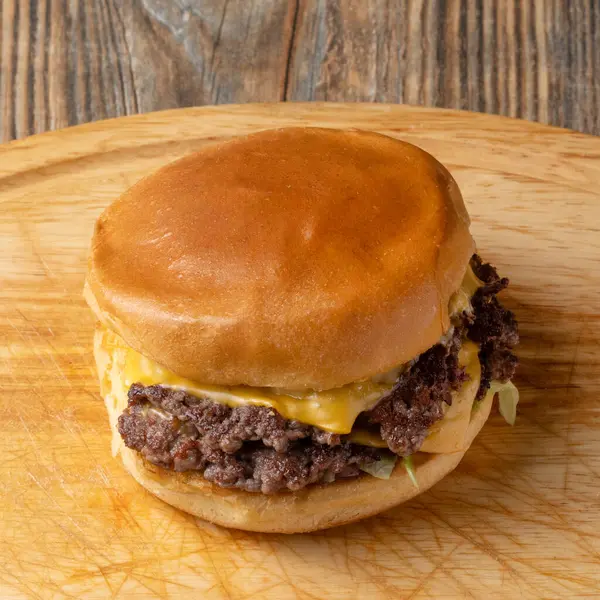 Ahşap arka planda ev yapımı hamburger.