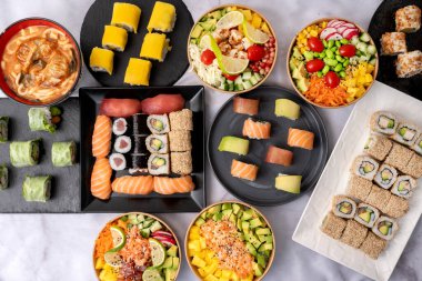 Geleneksel Japon maki ve suşi çeşitleri.