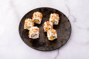 Geleneksel Japon maki ve suşi çeşitleri.