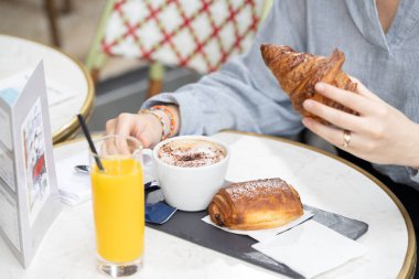 Masada kahvaltısı olan genç kız.