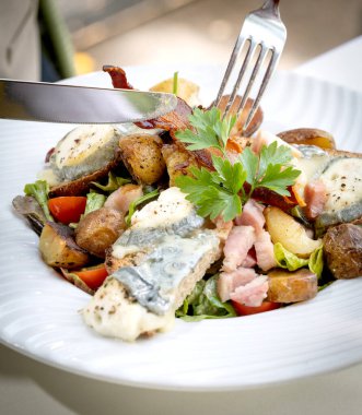 Tabakta sebzeli ızgara et.