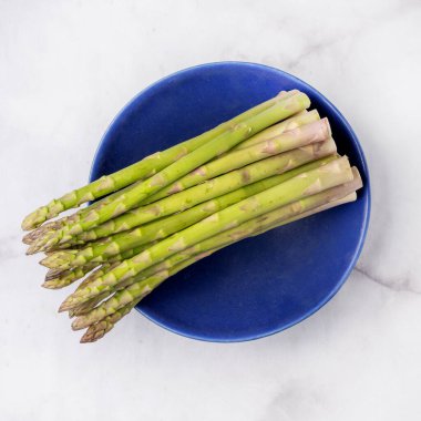 Tabakta bir sürü taze kuşkonmaz