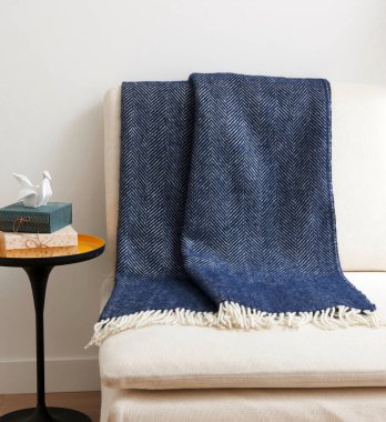 Yatağın üstüne battaniye