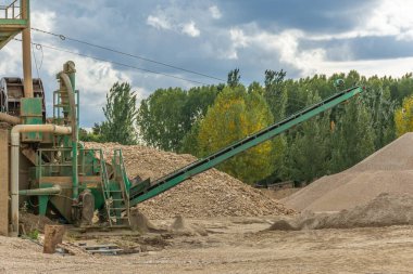 Çimento fabrikası boş ve sanayi ve işçi krizinden dolayı faaliyet yok.