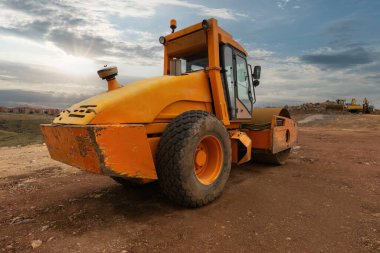 Steamroller yol kaldırım işleri yapıyor.